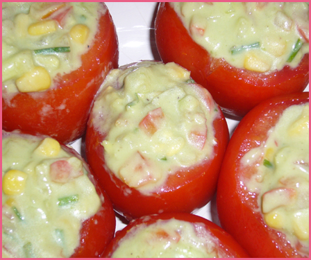 Tomates farcies aux légumes et à la crème d'avocat Tomates